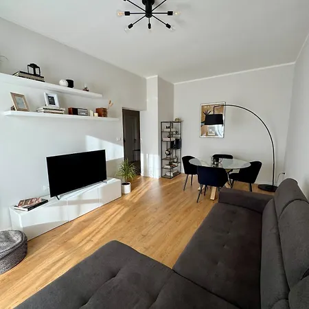 Modern Near Hospital And Center Apartment *