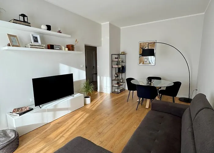 Modern Near Hospital And Center Apartment *